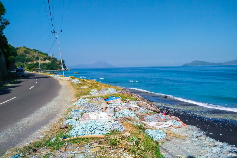 Wajib Singgah Ke Pantai Penggajawa Atau Blue Stone Beach Saat Flores